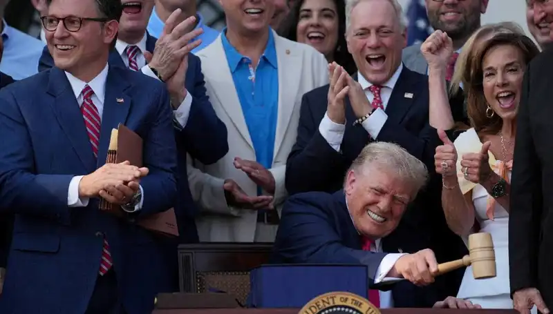 Trump, "Büyük, Güzel Yasa Tasarısı"nı İmzaladı: Yeni Dönem Mi Başlıyor?