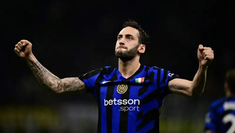 Hakan Çalhanoğlu’nun Geleceği İçin Hayati Görüşme: Inter Kampı Bekliyor