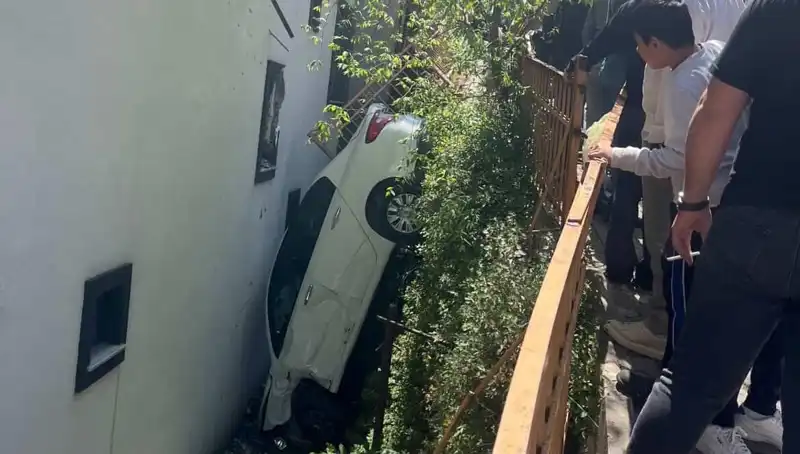 Kağıthane’de Korku Dolu Anlar: Araba Kazası Metrelerce Sürükledi!