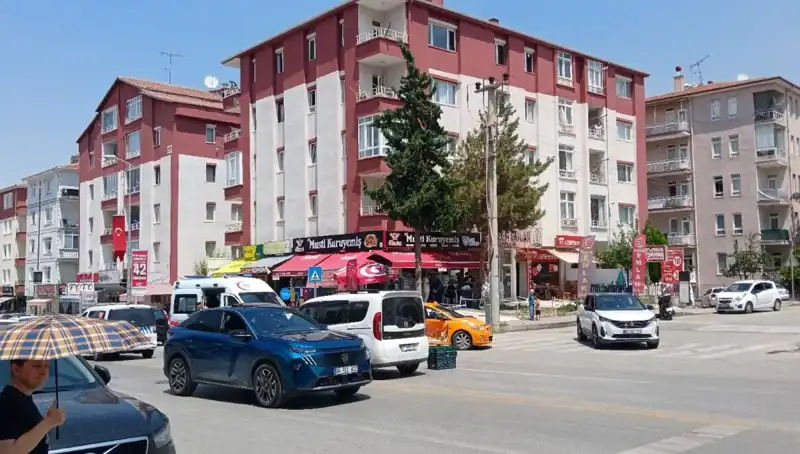 Otomobil ve Taksi Çarpıştı: Olay Anı ve Sonrası Gözler Önünde
