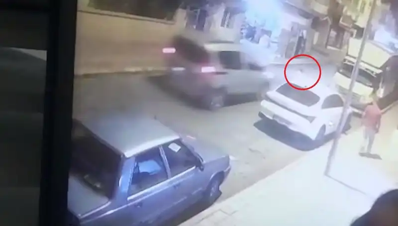 Yola Fırlayan Çocuk Yayalarını Şaşırttı: Hafif Ticari Araç Çarptı!