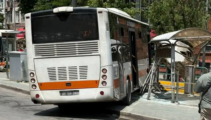 Belediye Otobüsü Tramvay Durağına Girdi: Olayın Ardındaki Gerçekler Neler?