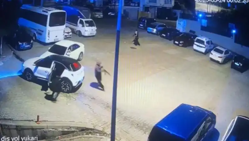 Kağıthane'de Kalaşnikovlu Dehşet: Maskeli Saldırganlar Kurşun Yağdırdı