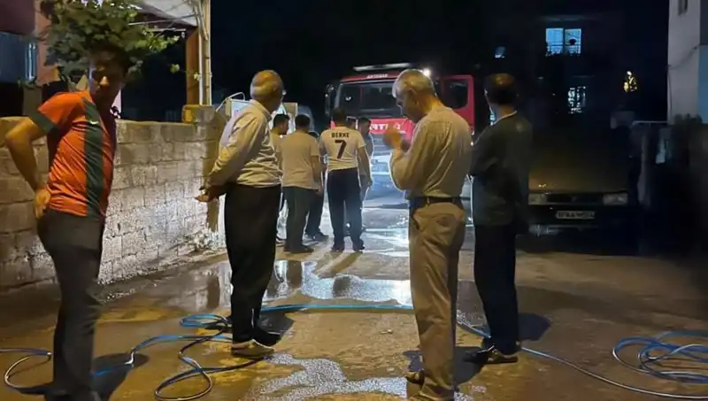 Park Halindeki Araçta Korkutan Alevler: Güvenlik Kamerası Anbean Kaydetti