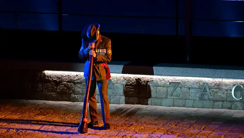 Anzak Koyu'nda Duygusal "Şafak Ayini" Gerçekleştirildi: Anma Törenleri Devam Ediyor