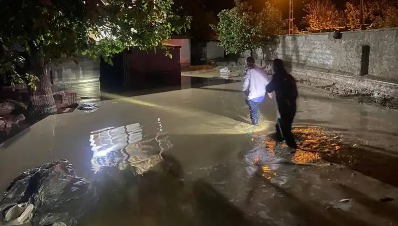 20 Dakikalık Yağış Sel Felaketi Getirdi: Evler Çöktü, Aileler Tahliye Edildi