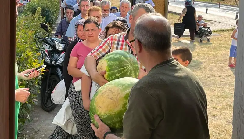 Hasat Zamanında Tarlada Bırakılan Ürünler Bedava Dağıtıldı