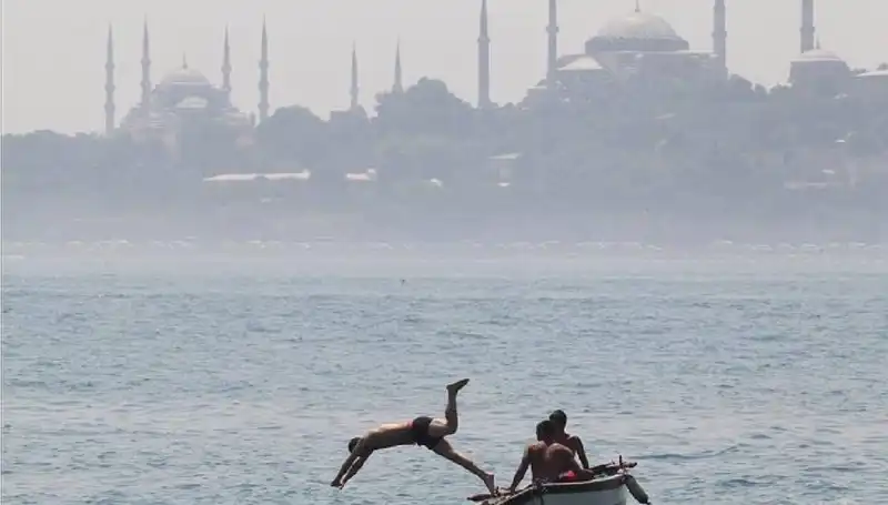 Yazın Dibi: Türkiye'de Sıcaklık Rekoru 44 Dereceyi Bulacak!
