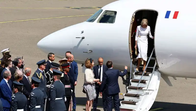 Eşinin Macron'un Elini Bırakmasının Arkasındaki Gizemli Neden