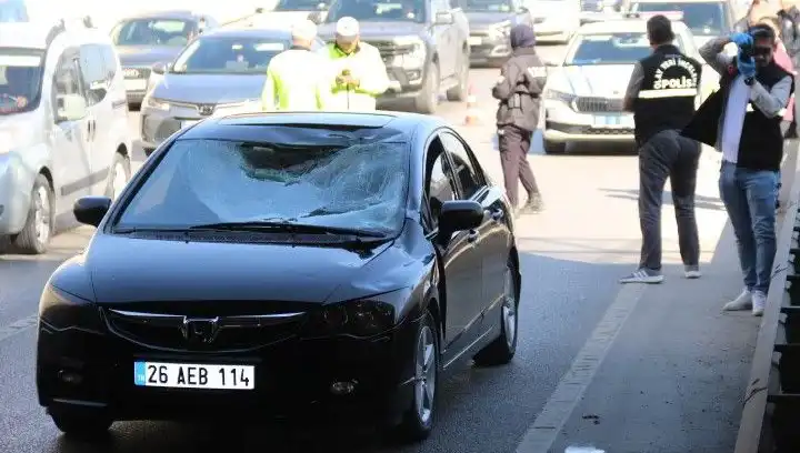 Polis Kimlik Sordu, Genç Adam Köprüden Atlayarak Arabanın Üstüne Düştü