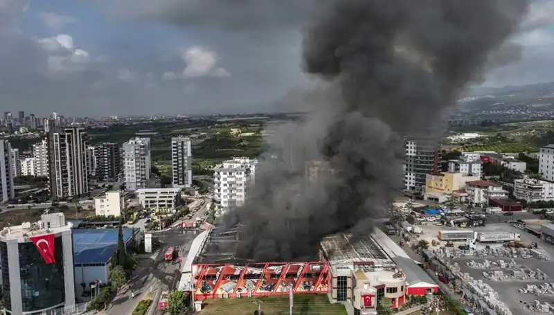 Mersin'de Fabrika Yangını: Yangın Sırasında TOMA da Müdahale Etti!