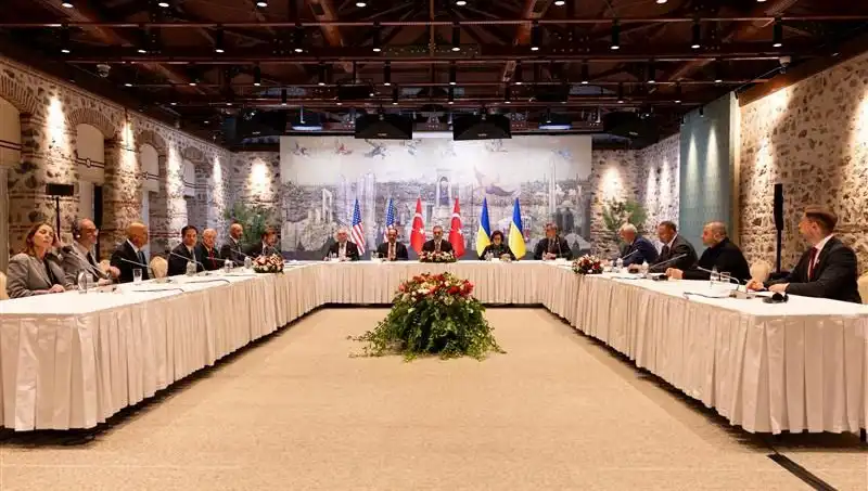Barış Masasında Kritik Gün: İstanbul'da Üçlü Toplantı Başladı
