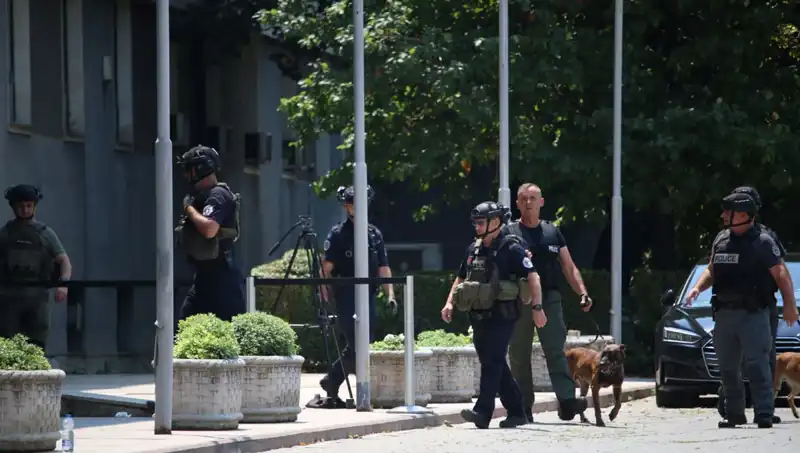 Kosova Meclisi'ne Yapılan Bomba İhbarı, Güvenlik Alarmı Üst Düzeye Çıktı