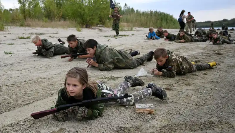 Rusya'da 8 Yaşındaki Çocuklar Askeri Eğitim Alıyor: Gerçekler Şok Ediyor