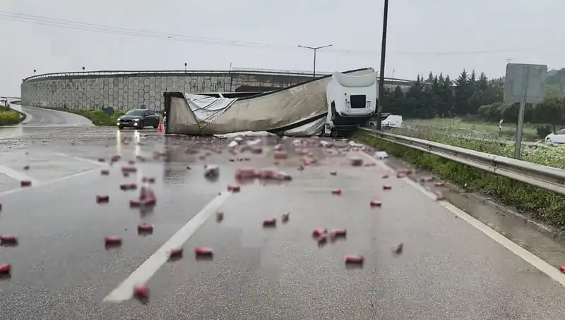 TIR Kazası: İçkilerin Yola Saçıldığı O Anlar İkna Edici Film Gibi