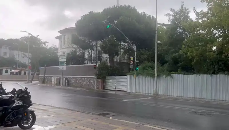 İstanbul'un Üzerinde Yağış Bulutları: Şehir Sağanakla Sıcak Havadan Kurtuluyor