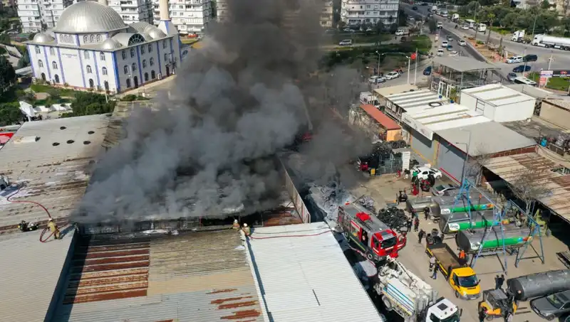 İzmir’de Oto Lastikçide Büyük Yangın: Neyin Tutuşturdu?