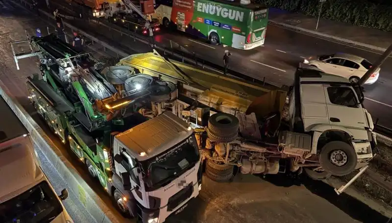 Hafriyat Kamyonu Devrildi, Şehirde Trafik Kaosu Yaşandı!
