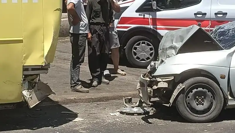 Yerel Halk Otobüsüyle Otomobil Çarpıştı: İki Yaralı Hastaneye Kaldırıldı