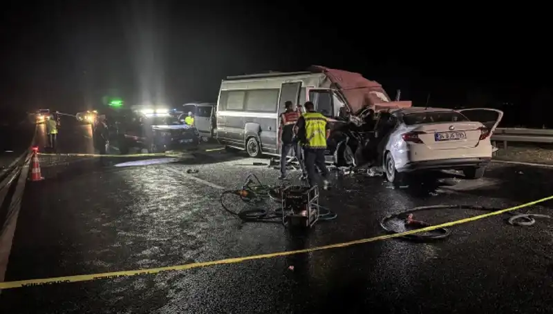 İkili Kaza: Ters Yolda Giden Minibüs Alev Alev Yandı, 1 Ölü, 1 Yaralı