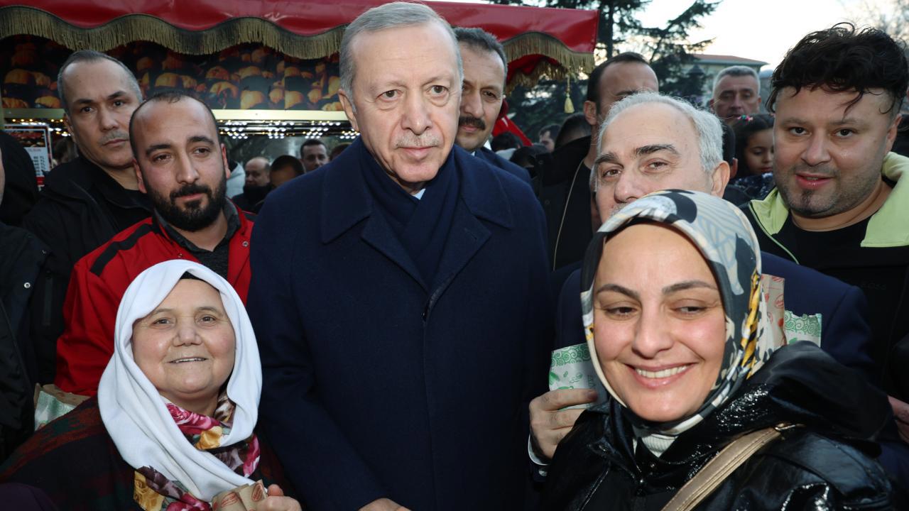 Cumhurbaşkanı Erdoğan, Sultanahmet'te Kandil Kutlaması Yaptı