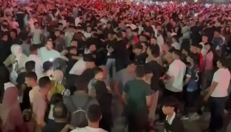Konserde Bıçaklı Kavga: Üç Genç Yaralandı, Olay Polisi Büyüledi