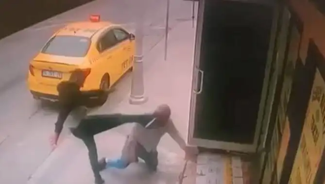 Taksi Durağında Dehşet: Oğlunun Alacaklısı Bacağını Kırdı!