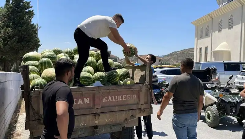 Karpuz Dağıtımıyla Yazı Serinleten Hayır Organizasyonu