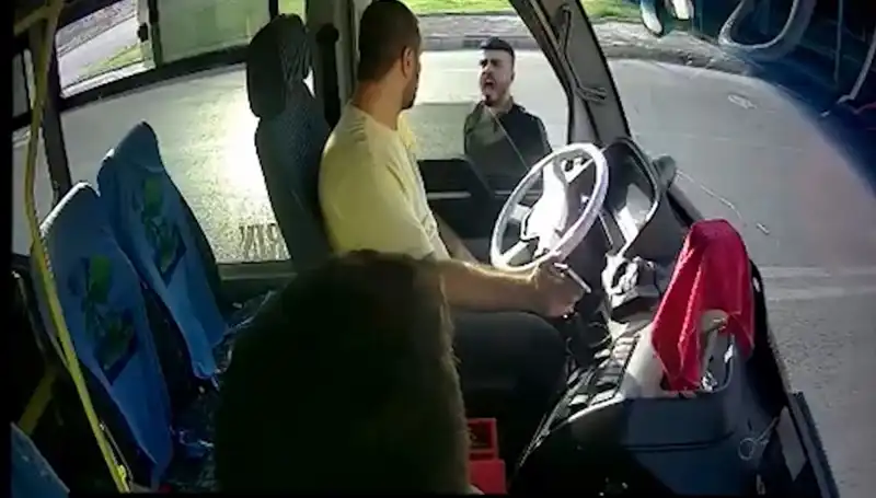 Antalya’da Otobüs Şoförünü Bıçaklayan Şahıs Yakalandı: Olayın Detayları