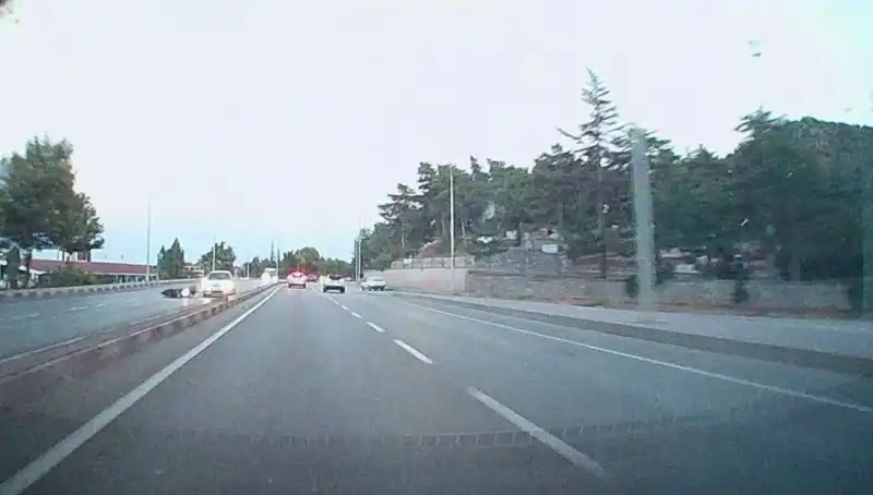 Otomobil ve Motosiklet Çarpıştı: Kaza Anı Güvenlik Kameralarına Yansıdı