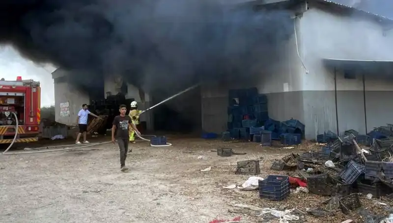 Plastikte Yangın Felaketi: Kasa Deposunu Kaplayan Simsiyah Dumanlar
