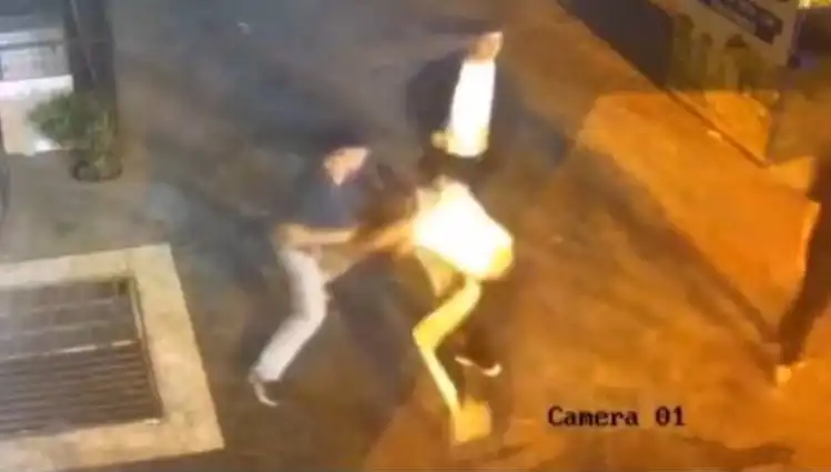 İstanbul Sokaklarında Tekmeli Yumruklu Kavga: Güvenlik Kameralarındaki O Anlar