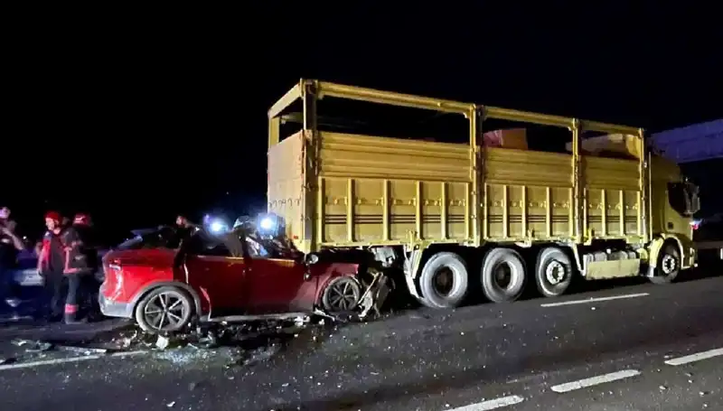 Kamyona Çarpan Araçta Feci Kaza: Bir Kişi Hayatını Kaybetti