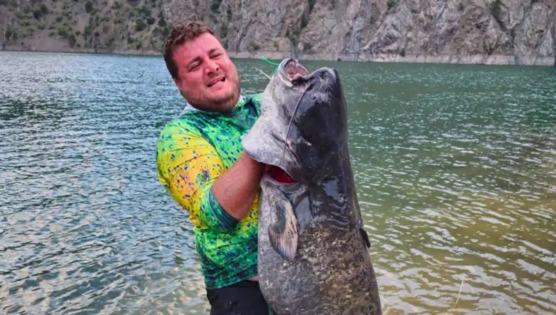 Amatör Balıkçılar Baraj Gölünde Efsanevi 100 Kilo Ağırlığında Balık Yakaladı!
