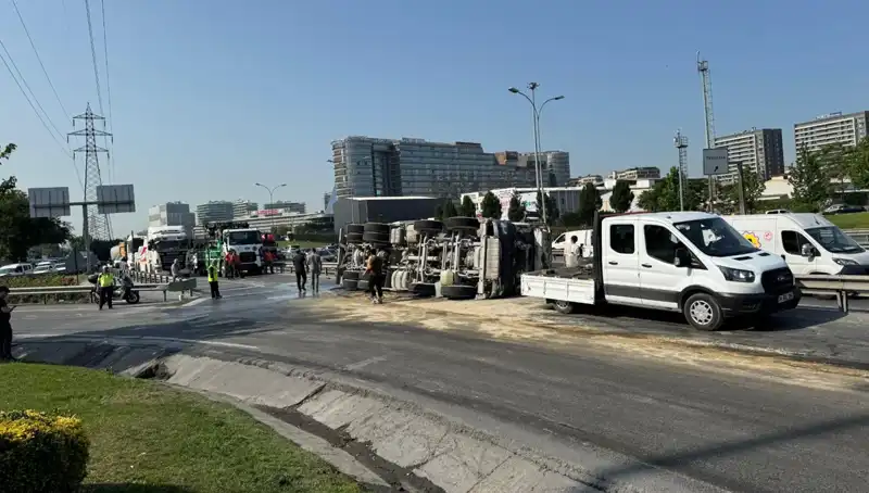 D-100 Yan Yolda Betondan Mikser Devrildi: İki Yaralı, Trafik Kilitlendi!
