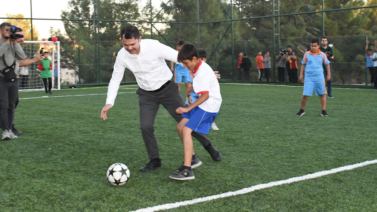 Murat Kurum, Halı Saha Sözü Verdiği Çocuklarla Futbol Oynadı