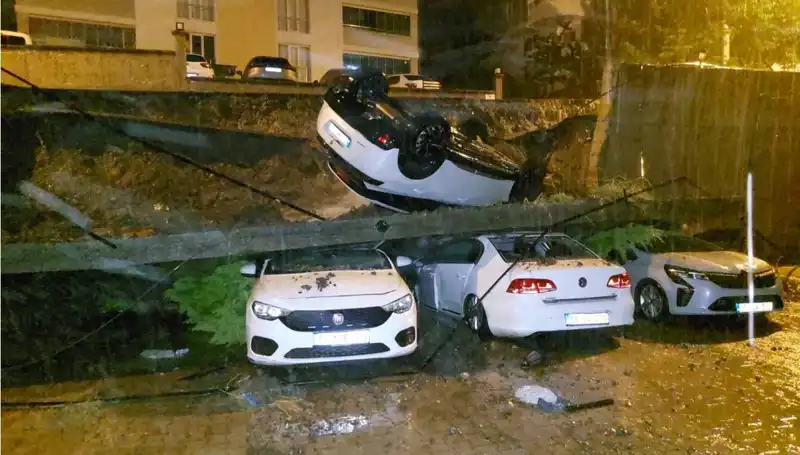 Duvar Çöktü, Dört Araç Hasar Görerek Pert Oldu!
