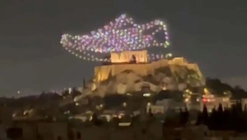 Akropolis Üzerinde Drone ile Reklam Yaparken Yasal Soruşturmaya Maruz Kaldılar
