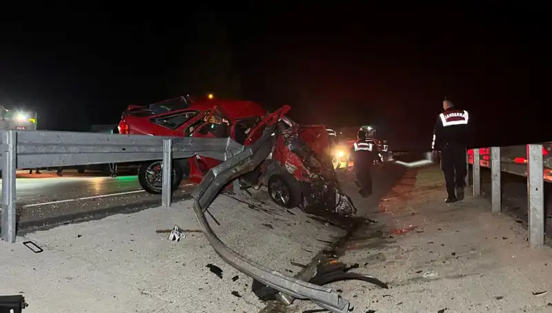Bariyerlere Çarpan Otomobil Feci Kaza: 2 Hayat Gitti