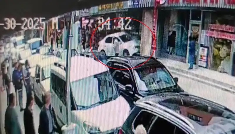 Alkollü Sürücü Mağazaya Daldı: 2 Çocuk Son Anda Kurtuldu!
