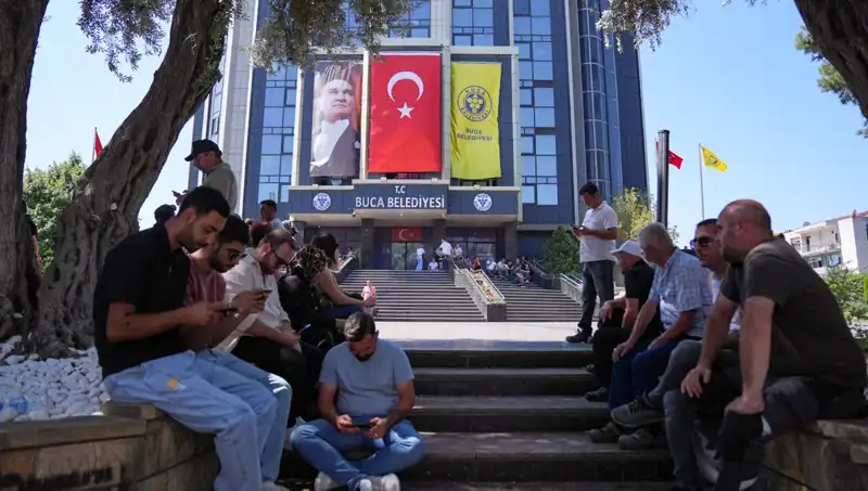 Ücretlerini Alamayan İşçiler İsyan Etti: Oturma Eylemiyle Hak Arayışı