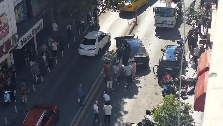 İranlı Sürücünün Bir Avm Önündeki Kaosu: Güvenlik Kameraları Anbean Kaydetti