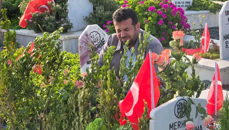 Deprem Şehitliği’nde Duygusal Bayram Ziyareti: Anılar Canlanıyor