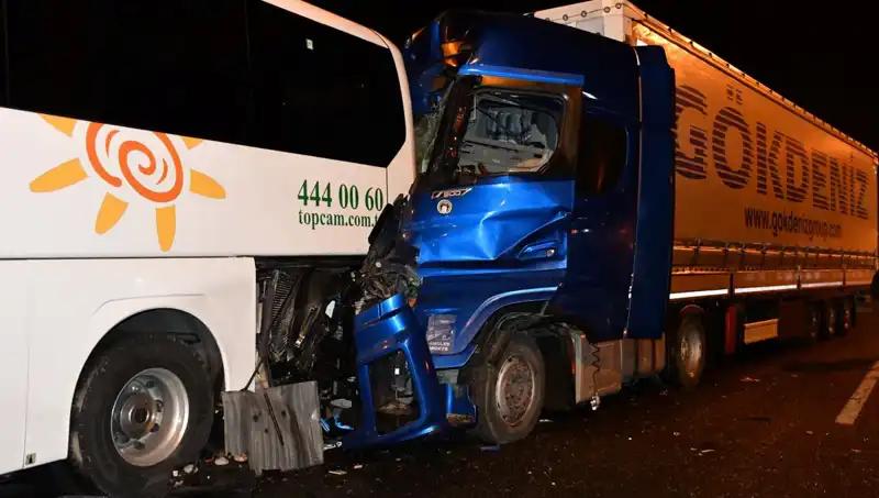 Tur Otobüsü ve Tır Çarpıştı: 13 Kişi Yaralandı
