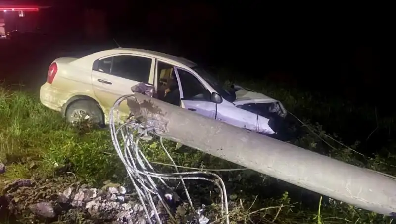 Betona Çarpan Sürücünün Hayat Mücadelesi: Hayatını Kaybetme Riski Var