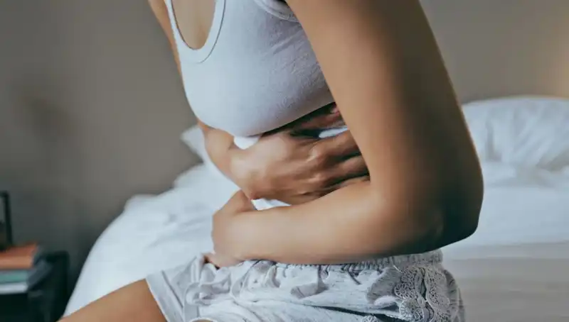 22 Yaşında Önce Belirtileri Gözardı Etti, Sonra Bağırsak Kanseriyle Sınandı