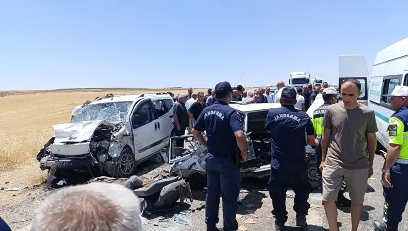 Hafif Ticari Araçla Otomobil Çarpıştı: 4 Can Kaybı, 1 Yaralı