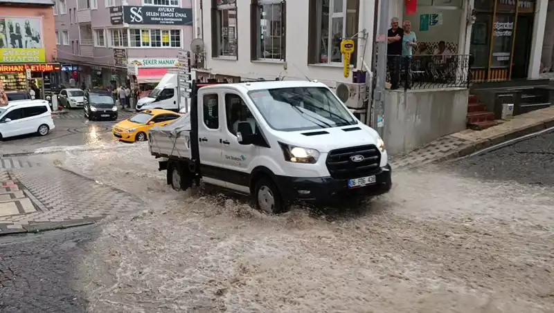 10 Dakika Süren Sağanak, Şehri Su Bastı: Nerelerde Hasar Var?