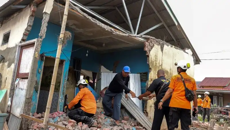 Endonezya’da Deprem Korkusu: 5.7 Büyüklüğündeki Sarsıntı 8 Evi Yıktı