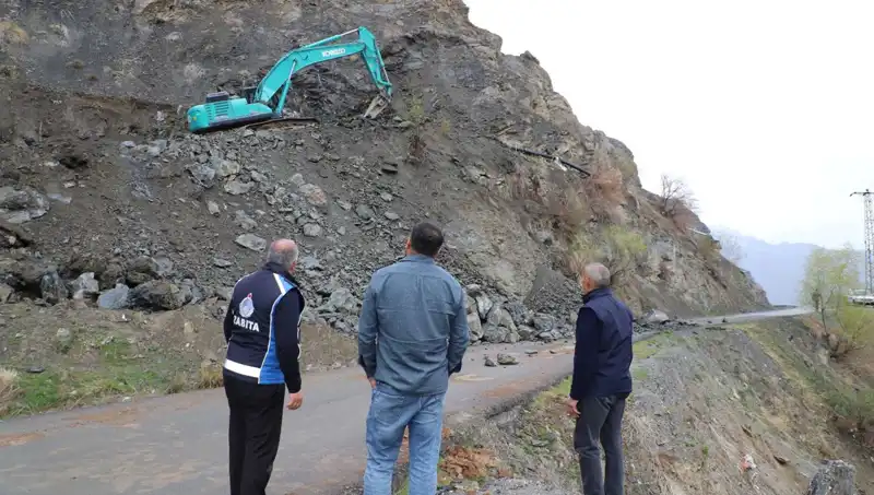 Hakkari’de Kaya Düşmelerine Karşı Alınacak Önlemler Zamanla Artıyor